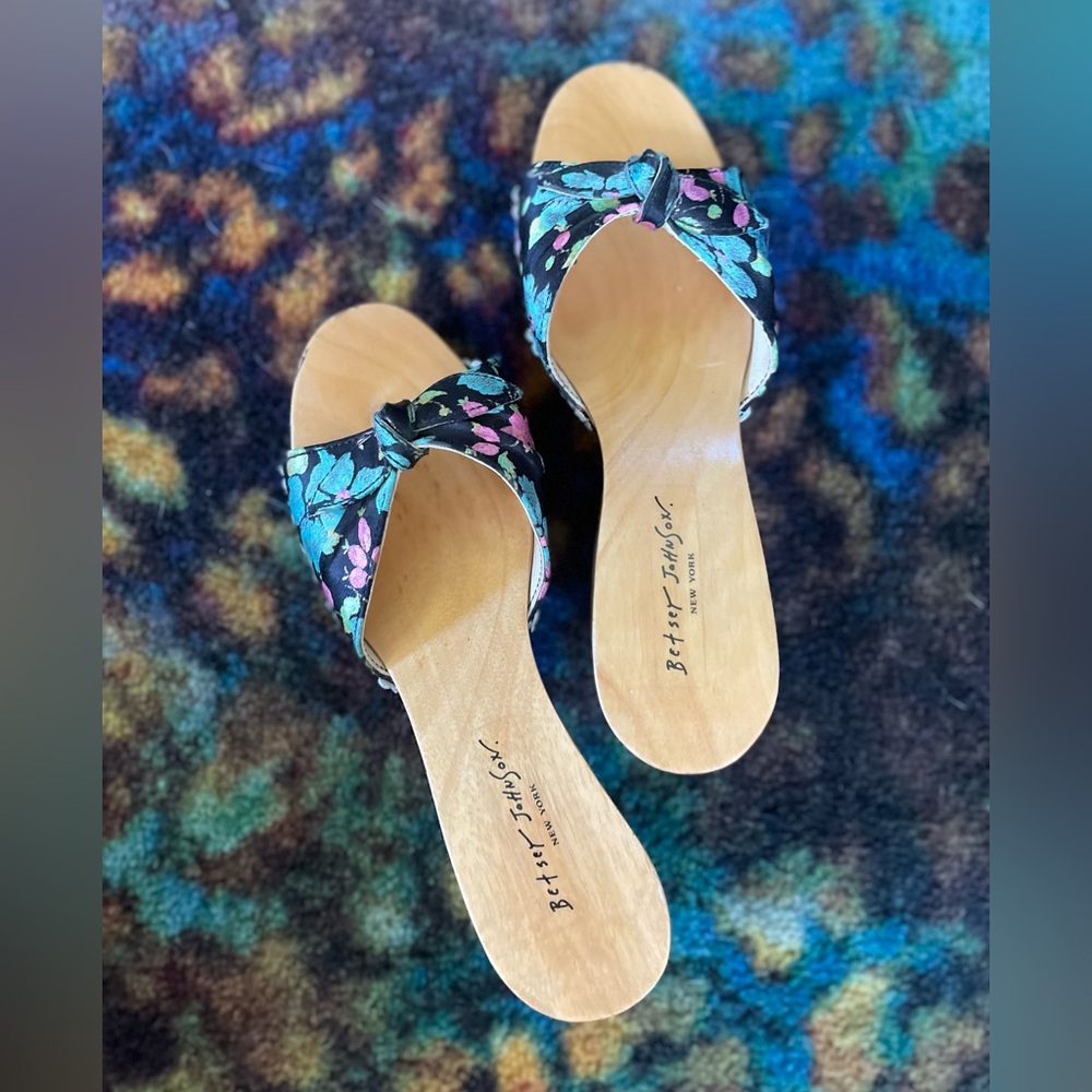 Betsey Johnson wooden carved Tiki slide mule sandals NWOT - Picture 4 of 4